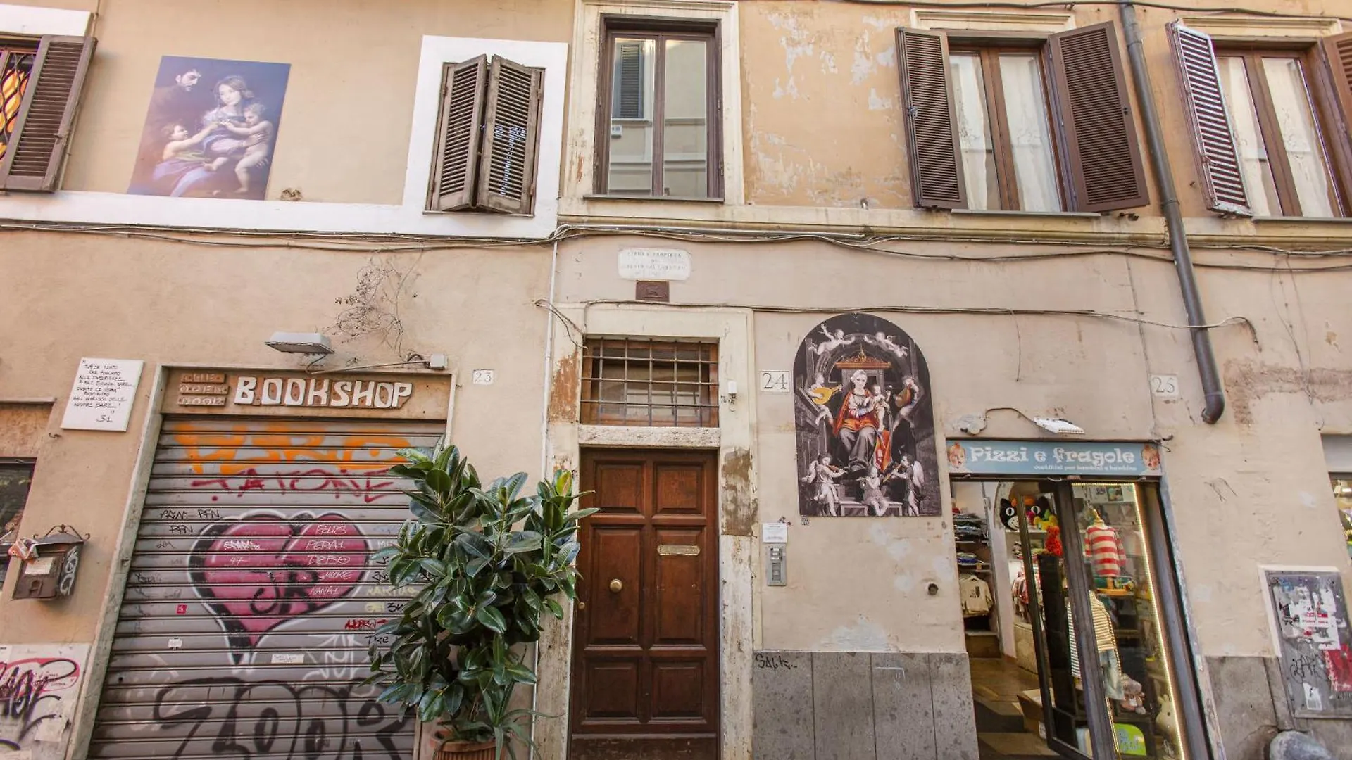 Happy Trastevere In Roma Italia